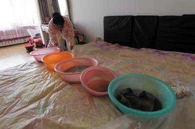 静宁楼上漏水，住户失联，小区没物管，业主维权难！律师来支招……